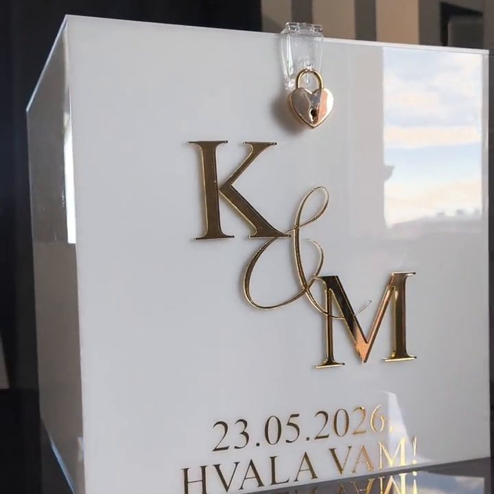 Bijela kutija za kuverte sa zlatnim 3D monogramom K&M