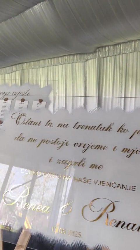 Video: ogledalo u svadbenom šatoru sa zlatnim citatom „Ostani tu na trenutak…“ i imenima Renea & Renato.